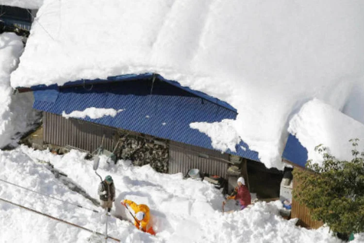 Casa encoberta pela neve na cidade de Yamanashi, no Japão: em Yamanashi, a nevasca deixou uma acumulação de 114 centímetros na capital (Kyodo/Reuters)