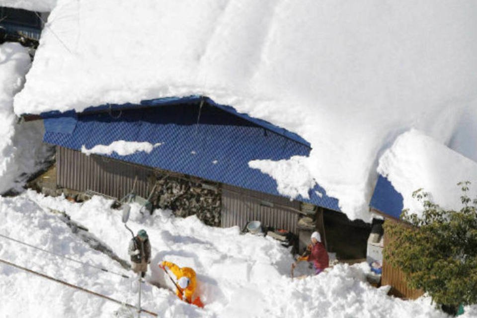 Milhares continuam presos no Japão por causa da neve