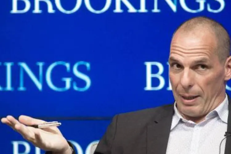 
	Ministro das Finan&ccedil;as grego, Yanis Varoufakis: &quot;estou de sa&iacute;da e os verei amanh&atilde; com o senhor Tsakalotos&quot;
 (Paul J. Richards/AFP)