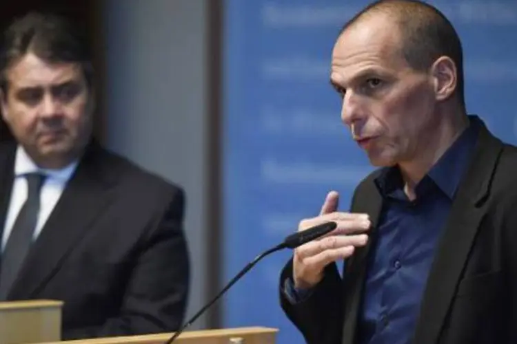 
	O novo ministro das Finan&ccedil;as da Gr&eacute;cia, Yanis Varoufakis (d): &quot;n&oacute;s vamos apresentar nossa proposta e seguir adiante com reformas profundas&quot;, disse
 (Odd Andersen/AFP)