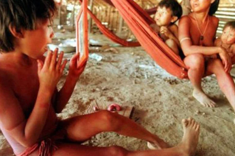 
	Crian&ccedil;as Yanomami se re&uacute;nem na aldeia em Roraima: etnia soma uma popula&ccedil;&atilde;o de 15 mil &iacute;ndios distribu&iacute;da em 255 aldeias
 (©AFP / Pool/Reprodução)