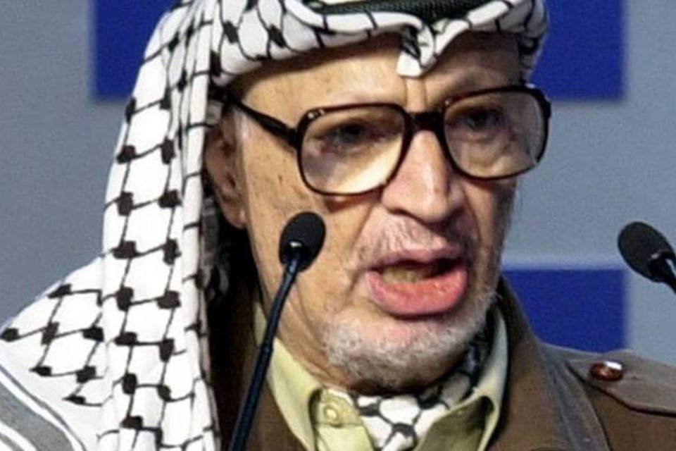 Tunísia emite ordem de prisão para viúva de Yasser Arafat