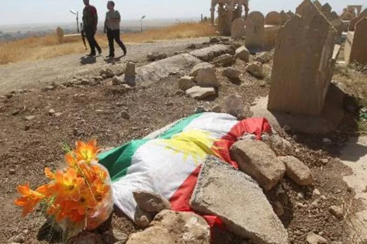 Combatentes yazidi em cemitério da cidade curda de Dohuk (Ahmad al-Rubaye/AFP)