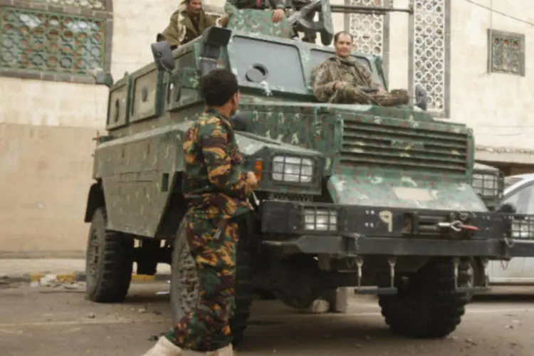 Tropas de segurança em frente à embaixada do Reino Unido em Sana, no Iêmen (REUTERS/Khaled Abdullah)