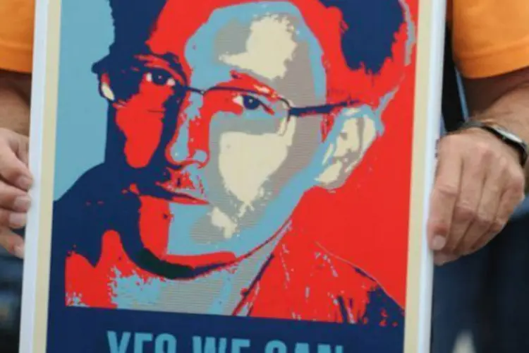 
	Cartaz com a foto de Edward Snowden traz a emblem&aacute;tica frase de Obama, &quot;Yes, we can!&quot;
 (Ole Sspata/AFP)