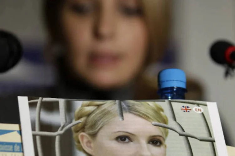 
	Foto da ex-primeira ministra ucraniana, Yulia Tymoshenko, presa e em greve de fome, &eacute; exibida por sua filha&nbsp;Yevguenia
 (REUTERS World)