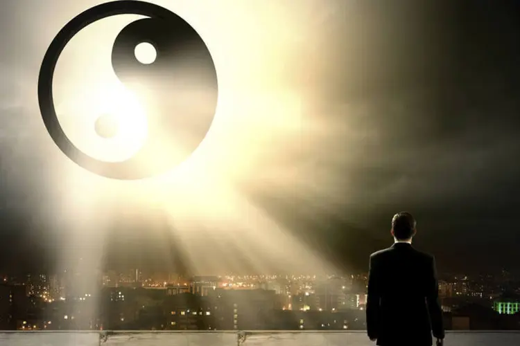 Executivo olha para o símbolo ying yang: espiritualidade em falta nas empresas? (Thinksotck)