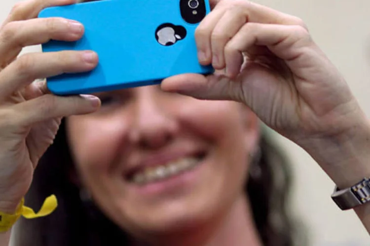 Yoani Sánchez tira fotos com seu smartphone iPhone (REUTERS/Ueslei Marcelino)