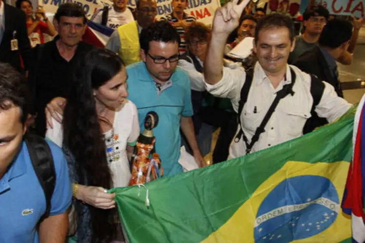 A blogueira cubana Yoani Sánchez é recebida com protestos ao desembarcar: o Brasil é a primeira etapa de uma viagem de oitenta dias que a cubana fará por uma dezena de países da Europa e América, entre eles os Estados Unidos. (REUTERS/Helia Scheppa)
