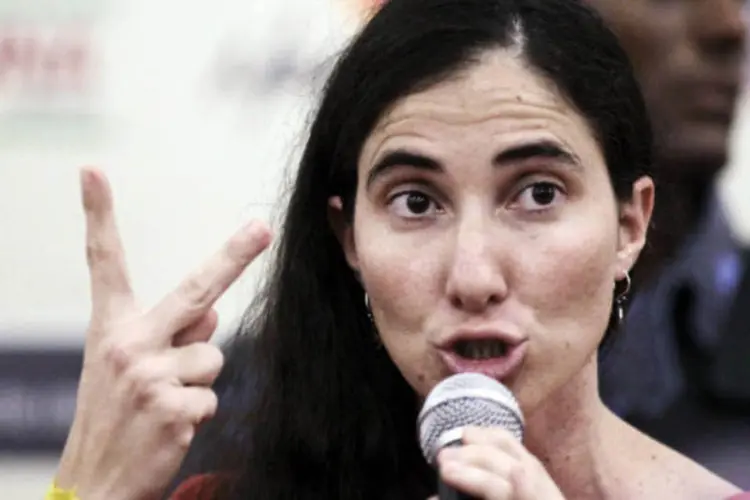 A dissidente cubana, Yoani Sánchez, fala durante um debate com membros da juventude socialista no Parque Museu do Saber, em Feira de Santana  (REUTERS / Ueslei Marcelino)