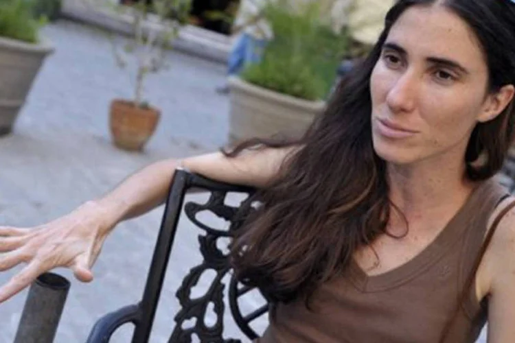 
	Yoani S&aacute;nchez:&nbsp;&quot;Estou feliz e triste: por um lado j&aacute; tenho meu documento para viajar, mas v&aacute;rios amigos n&atilde;o receberam permiss&atilde;o&quot;, disse a blogueira
 (Adalberto Roque/AFP)