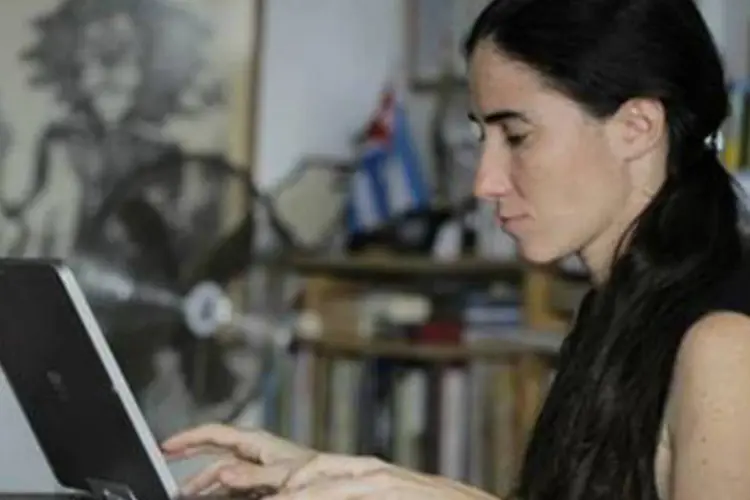 A blogueira cubana Yoani Sanchez trabalha em sua casa, Havana (Reuters)