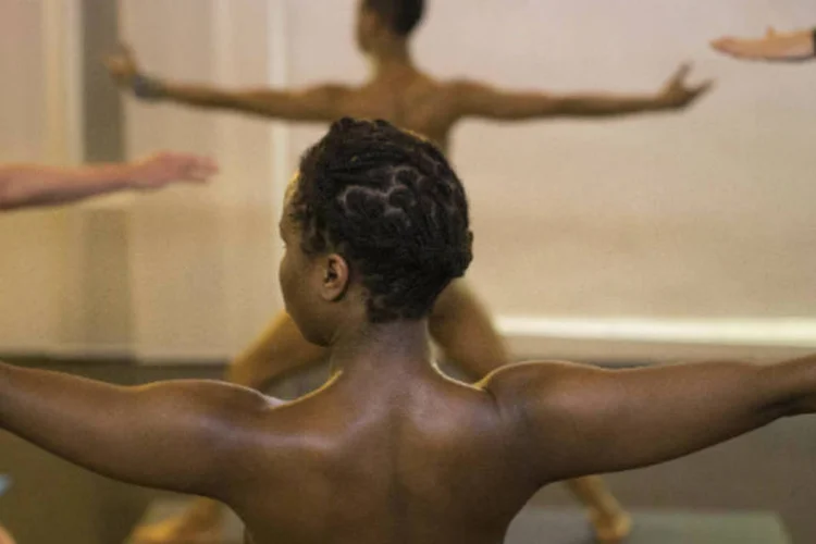 Pessoas praticam o naked yoga (yoga pelado): a ideia é se conhecer melhor, deixando “cair suas máscaras e rótulos, nos quais você está escondido todos os dias” (Shannon Stapleton/Reuters)
