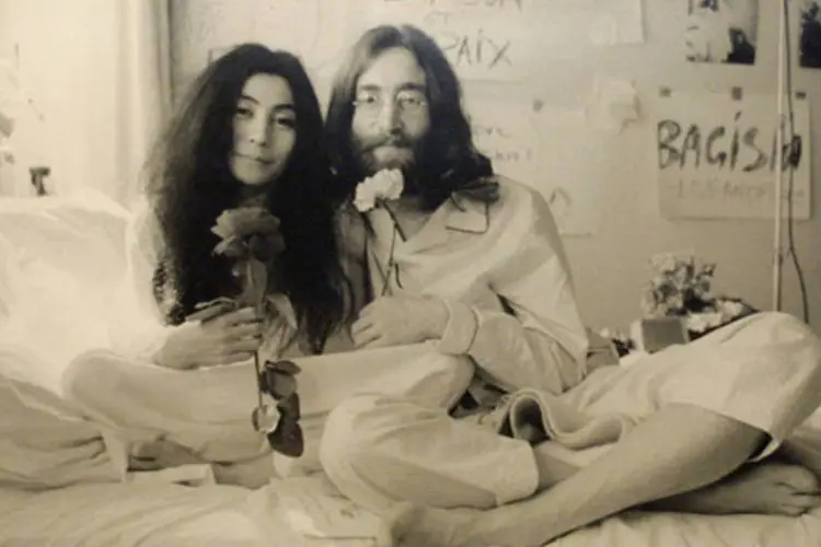 Yoko Ono e John Lennon fizeram o filme "Bed Peace" para promover a paz mundial (Getty Images)