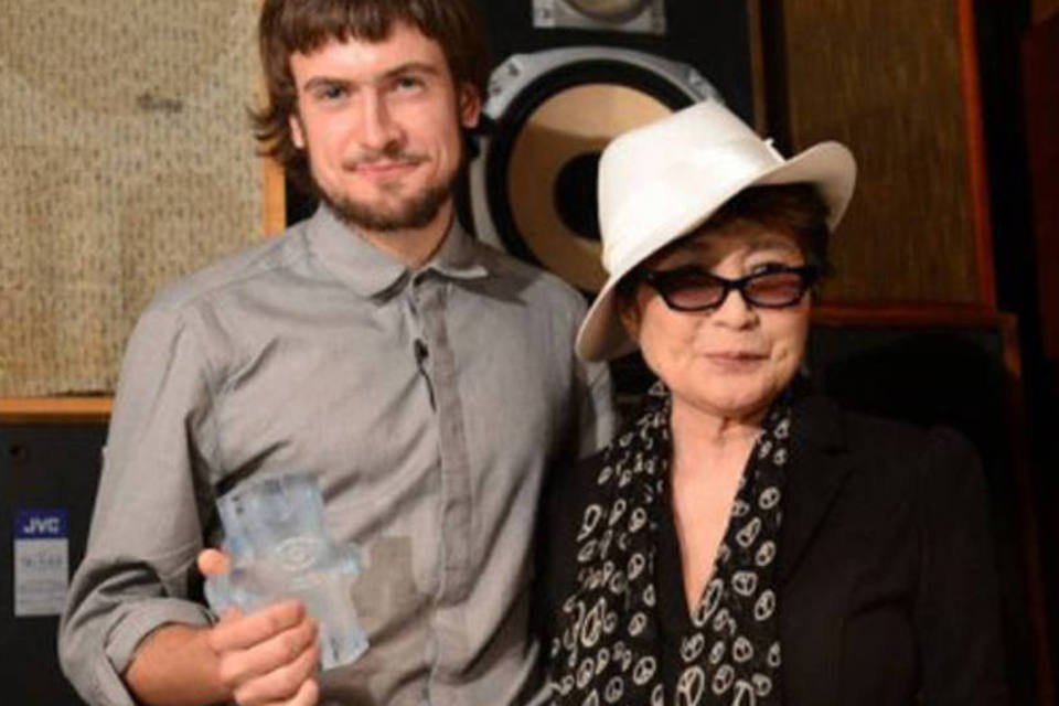 Yoko Ono entrega prêmio pela paz "LennonOno" às Pussy Riot
