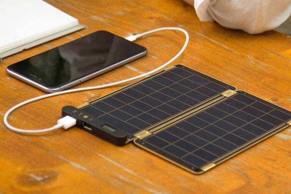Aparelho portátil recarrega smartphone com energia solar