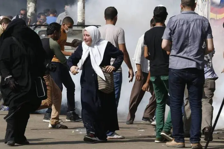 
	Cena de protesto no Egito: dois indiv&iacute;duos desaparecidos foram encontrados mortos
 (Youssef Boudlal/Reuters)