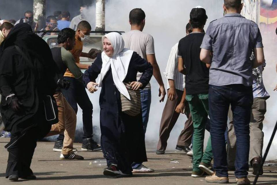 Corpos de 13 mortos no Cairo são levados para mesquita
