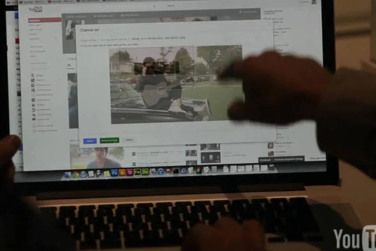 
	Designers do YouTube mostrando o novo layout: foto estar&aacute; presente sempre que o visitante entrar na p&aacute;gina, seja pelo PC ou por dispositivos m&oacute;veis
 (Reprodução)