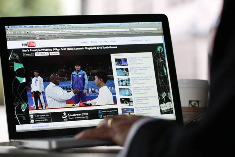 Homem assistindo a um vídeo do YouTube, o serviço de vídeo do Google (Jason Alden/Bloomberg)