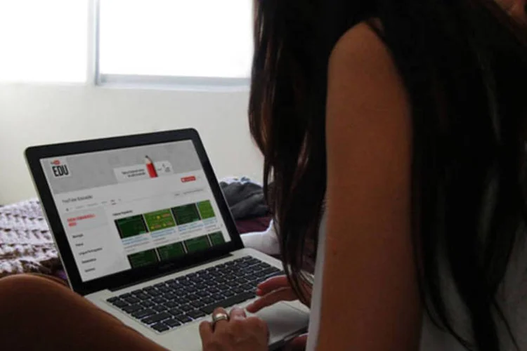 YouTube EDU em um computador: área de vídeos educacionais já conta com 8 mil aulas sobre diferentes temas e disciplinas do ensino fundamental e médio (PlaceIt/Exame.com)