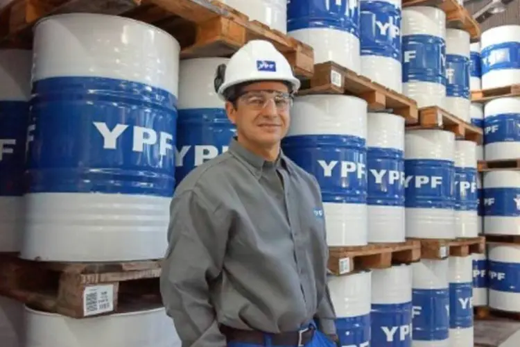 
	O presidente da YPF, Miguel Galuccio, &eacute; visto no complexo industrial da petroleira argentina, em La Plata
 (YPF/AFP/Arquivos / HO)