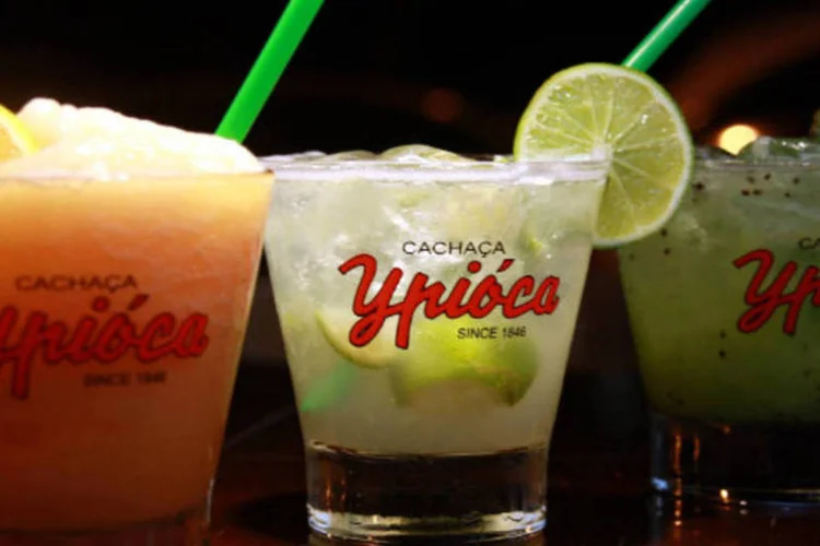 
	Uma das estrat&eacute;gias da Ypi&oacute;ca, tamb&eacute;m adotada por concorrentes, &eacute; destacar a cacha&ccedil;a como uma bebida tipicamente brasileira
 (Divulgação)