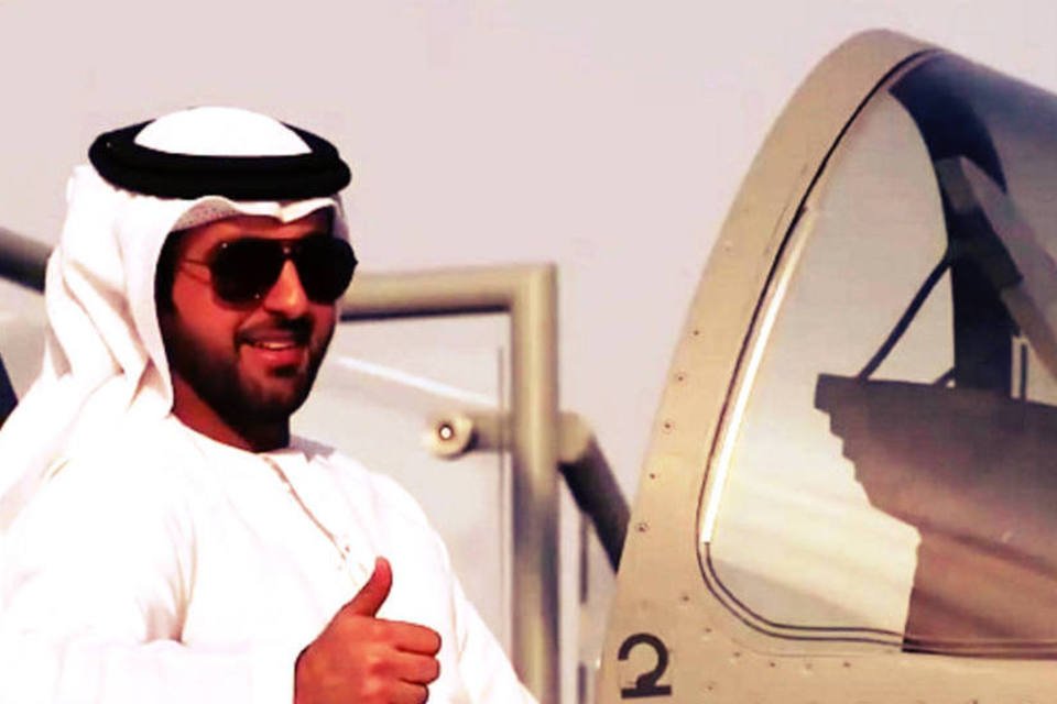 Sheik árabe faz sinal de positivo sentado em avião (Reprodução/Youtube)