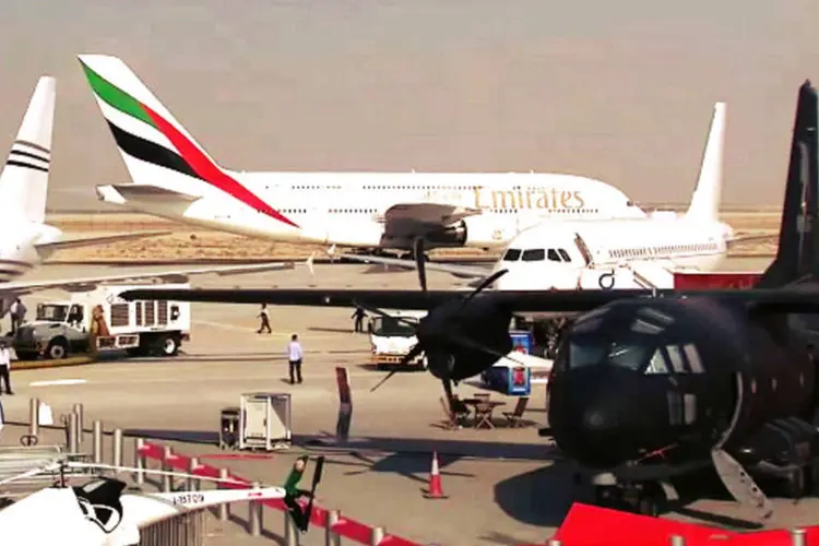 
	Avi&otilde;es no p&aacute;tio do Dubai Air Show 2013: em outubro, a Airbus disse que esperava vender 1,2 mil mais avi&otilde;es que a Boeing neste ano
 (Reprodução/Youtube)