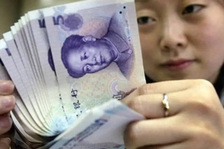 Assessor do BC chinês disse que pessoas também podem correr para comprar moeda estrangeira para aumentar a pressão de queda sobre o iuan (.)