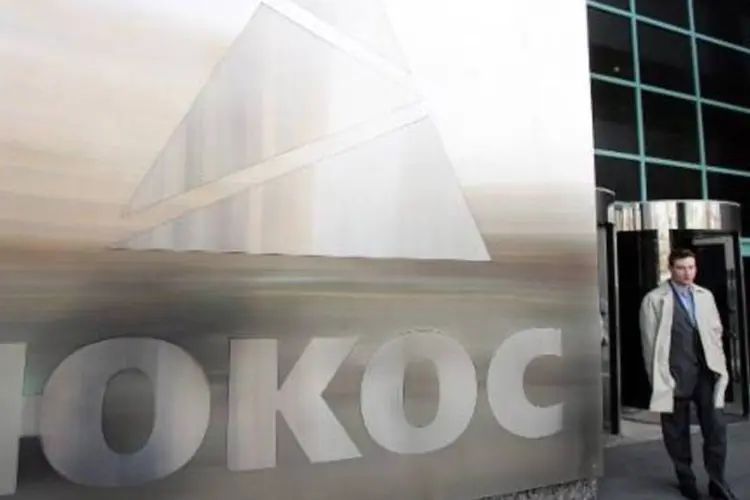 
	Yukos era o grupo petroleiro do ex-oligarca Mikhail Khodorkovsky e foi desmantelado no in&iacute;cio dos anos 2000, em consequ&ecirc;ncia de um julgamento por fraude fiscal.
 (Natalia Kolesnikova/AFP)