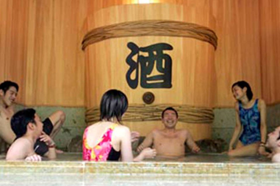 Este Spa temático no Japão oferece banho de saquê