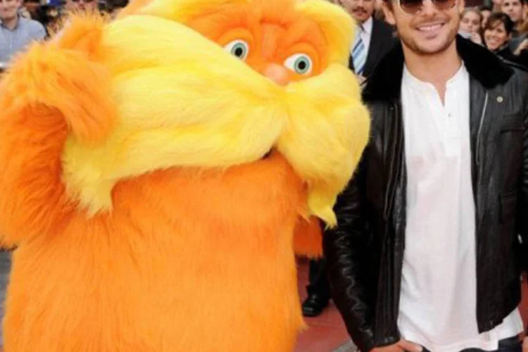 O ator Zac Efron posa para fotos na estreia do filme de animação 'O Lorax', ao lado do personagem-título
 (Kevin Winter/AFP)