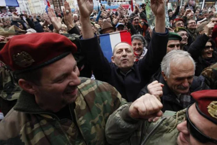 
	Croatas celebram na pra&ccedil;a central de Zagreb
 (REUTERS)