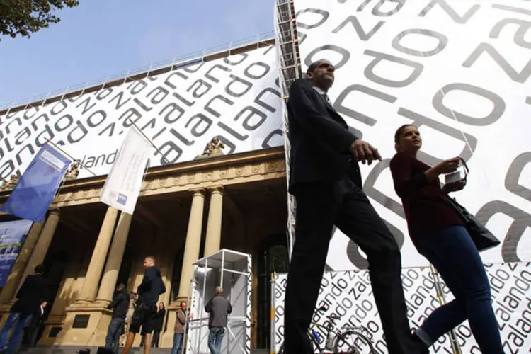 Bolsa de Frankfurt coberta por banners da Zalando: ações da empresa começaram a ser negociadas a 24,10 euros (Ralph Orlowski/Reuters)