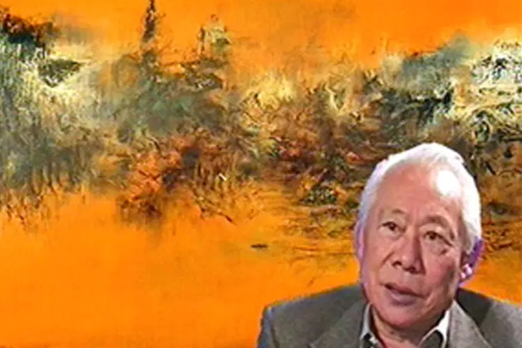 Zao Wou-ki atrás de um de seus trabalhos: obras do pintor normalmente arrecadam milhões de dólares em leilão (Creative Commons)