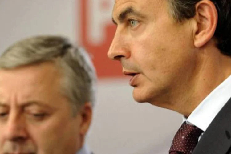 Zapatero ao lado de José Blanco: "o governo solicitará a celebração de uma sessão plenária extraordinária com maior rapidez possível para que as medidas sejam aprovadas" (Javier Soriano/AFP)