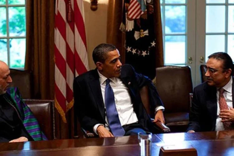 Asif Ali Zardari (d), presidente do Paquistão, em reunião com Barack Obama e Hamid Karzai (Pete Souza/White House/Wikimedia Commons)