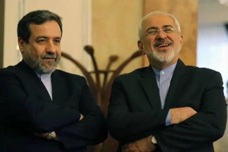 Javad Zarif, chanceler iraniano, e seu adjunto, Abbas Araghchi, durante coletiva de imprensa em Teerã (Atta Kenare/AFP)