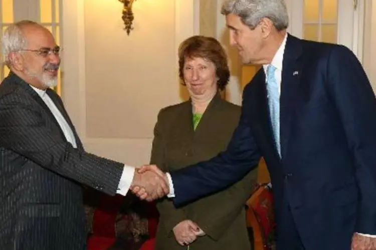Mohammad Javad Zarif, John Kerry e Catherine Ashton em Viena: encontro marcou o início da fase decisiva de negociações sobre o programa nuclear do Irã (Ronald Zak/AFP)