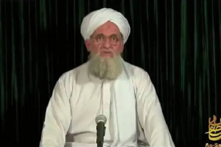 
	O l&iacute;der da Al-Qaeda, Ayman al-Zawahiri, em um v&iacute;deo de 42 minutos: o v&iacute;deo foi divulgado em f&oacute;runs jihadistas na segunda-feira, de acordo com os sites americanos
 (IntelCenter/AFP)
