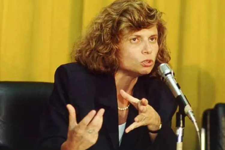 A ex-ministra Zélia Cardoso de Mello anuncia o fracassado Plano Collor, em 1991 (Antonio Millena/Veja/VEJA)