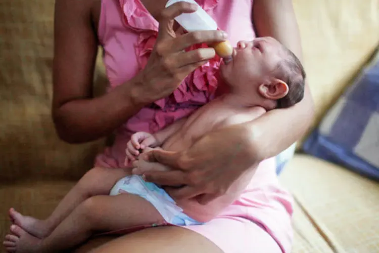 
	M&atilde;e amamenta beb&ecirc; com zika: autoridades afirmaram em entrevista coletiva que as m&atilde;es contra&iacute;ram a infec&ccedil;&atilde;o j&aacute; quando estavam gr&aacute;vidas
 (Getty Images)