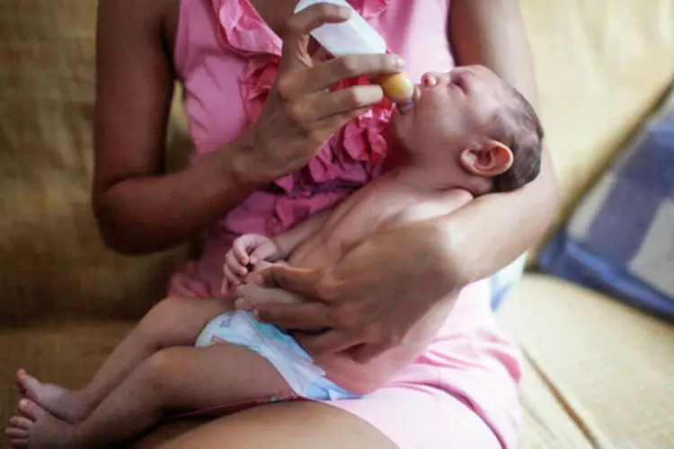 
	M&atilde;e amamentando beb&ecirc; com Zika no Brasil
 (Getty Images)