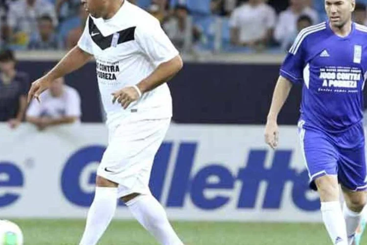 Zidane e Ronaldo em jogo contra a pobreza, na Arena do Grêmio (Edison Vara / Reuters)