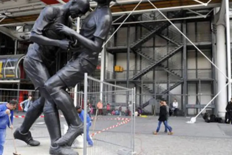 
	A escultura em Paris que reproduz a cabe&ccedil;ada: o grupo de presidentes considera que a escultura&nbsp;&quot;provocadora&quot; oculta o talento do jogador
 (Mehdi Fedouach/AFP)