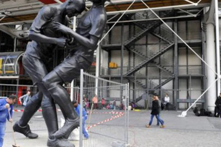
	Escultura em Paris que reproduz a cabe&ccedil;ada de Zidane em Materazzi: &quot;esta est&aacute;tua enfrenta a tradi&ccedil;&atilde;o, que consiste em fazer est&aacute;tuas em homenagem a algumas vit&oacute;rias&quot;
 (Mehdi Fedouach/AFP)