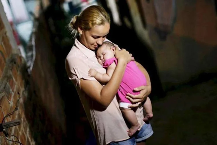 
	Microcefalia: um ano depois do primeiro caso oficial de zika, m&atilde;es t&ecirc;m de recorrer a rem&eacute;dios tarja preta para minimizar convuls&otilde;es em beb&ecirc;s.
 (REUTERS/ Ueslei Marcelino)