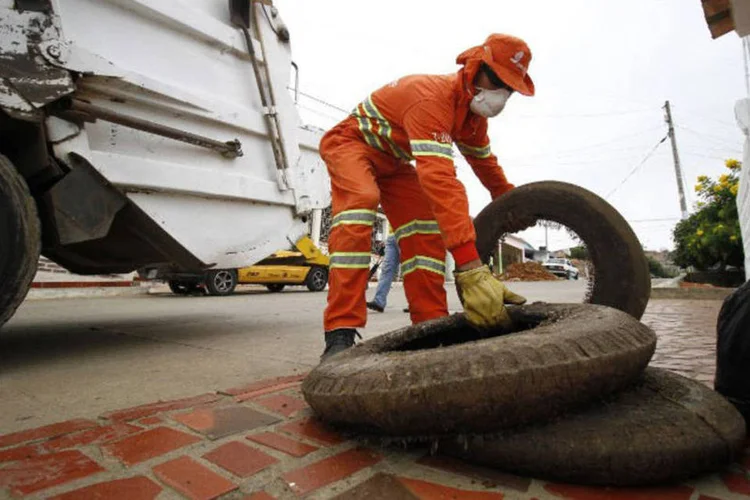 Coletor de lixo está entre as atividades com mais acidentes de trabalho (Schneyder Mendoza / AFP)
