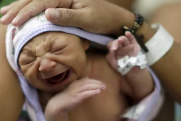 
	Sueli Maria segrua sua filha que tem microcefalia, em Recife: &quot;&Eacute; muito importante ter diretrizes sobre as diferentes causas da microcefalia&quot;, enfatizou a porta-voz
 (REUTERS / Ueslei Marcelino)